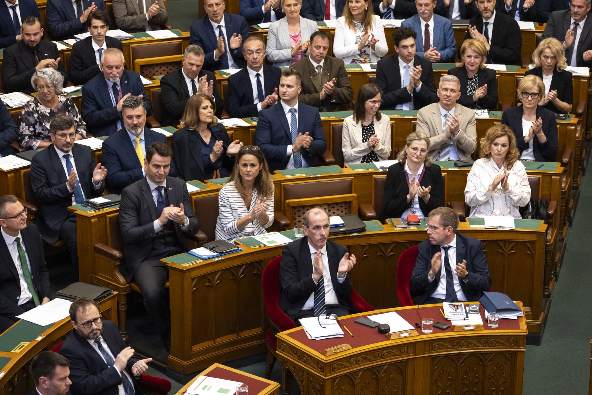 Kirakták az Élő Környezetért Felelős Bizottságból a vadászatokon pózoló Kaprinyák Tibort