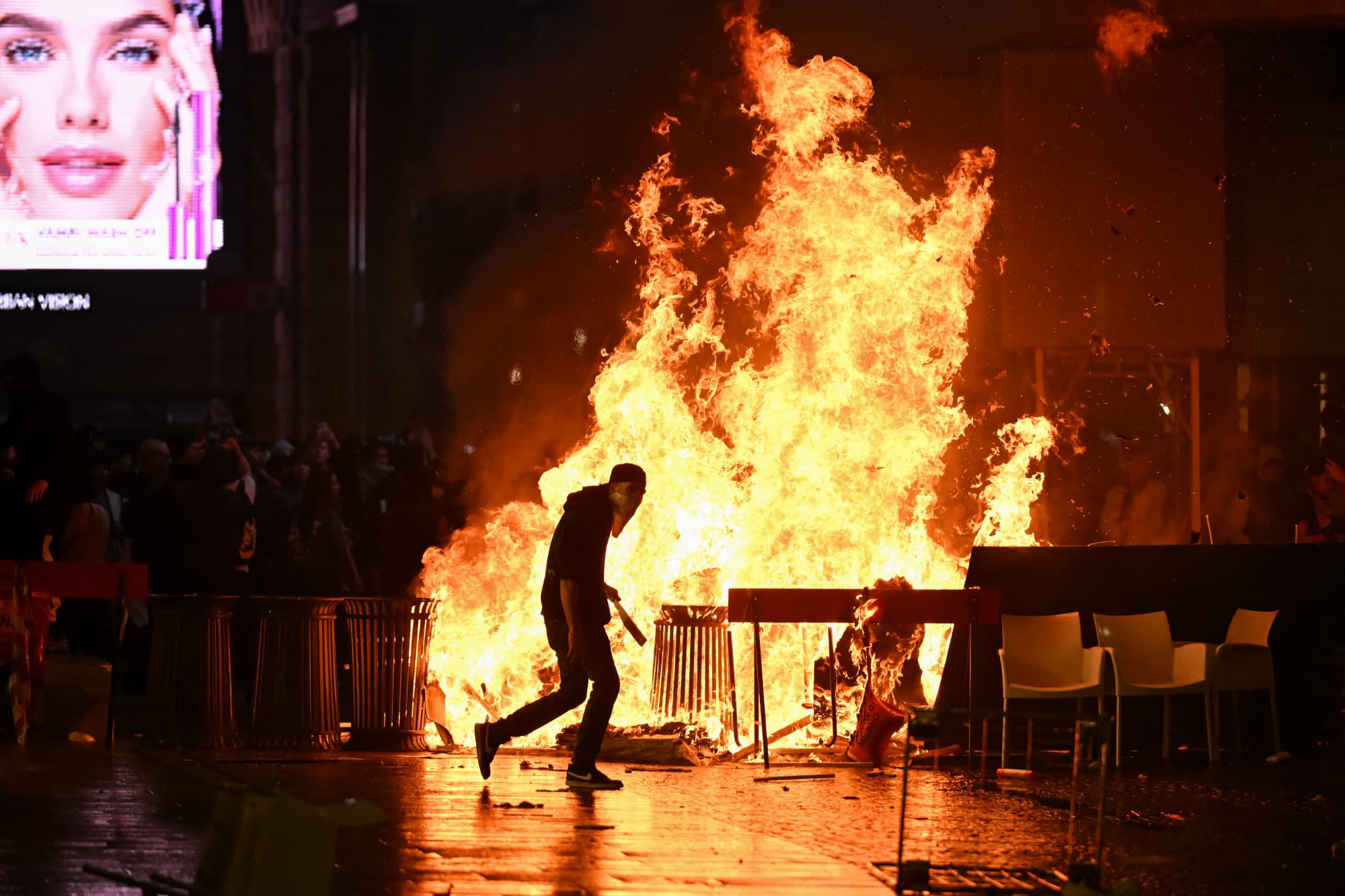 Olaszországban is eldurvultak a tüntetések, csatatérré változott Milánóban a Dóm tér