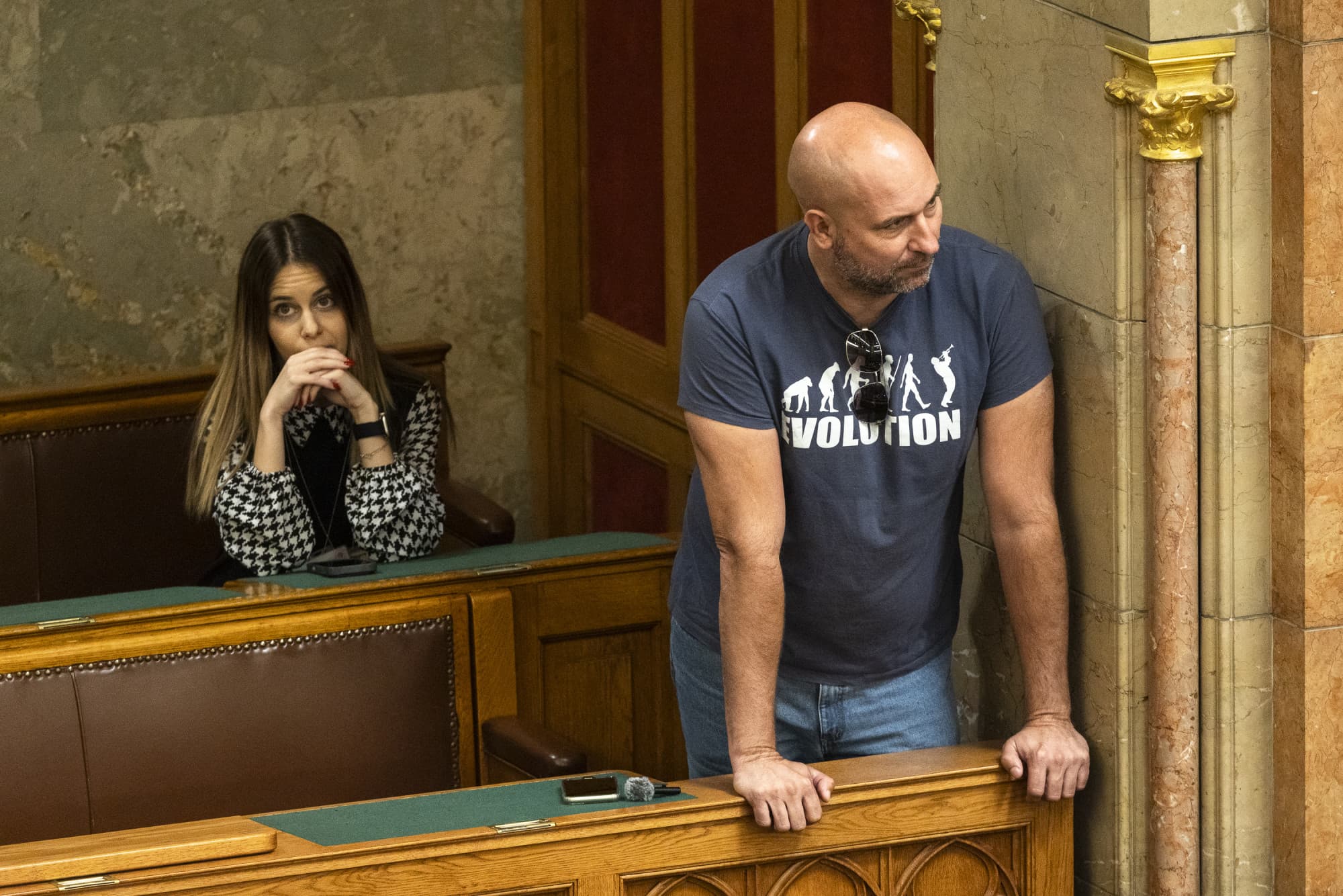Szabó Bálint Pócs János vendégeként ült be a parlamenti páholyba, majd onnan ordibált, míg ki nem küldték