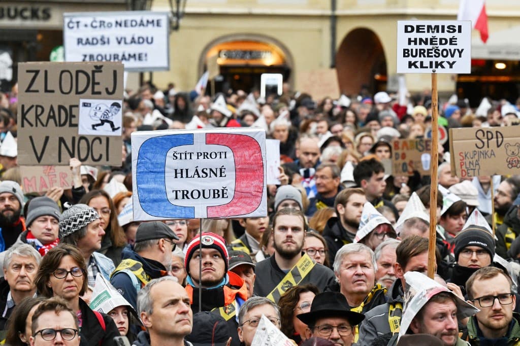 Tízezrek vonultak az utcára Prágában, mert ezután nem közvetlenül a lakosság, hanem az állam finanszírozná a közmédiát