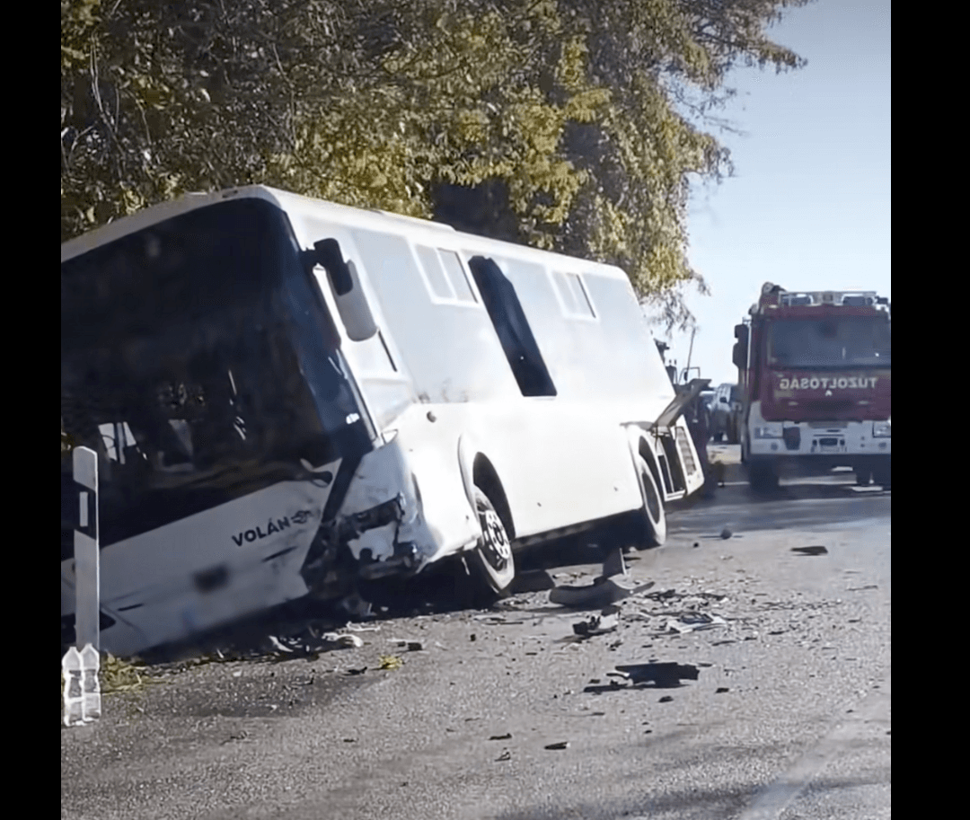 Volánbusz és személyautó karambolozott frontálisan Baranyában