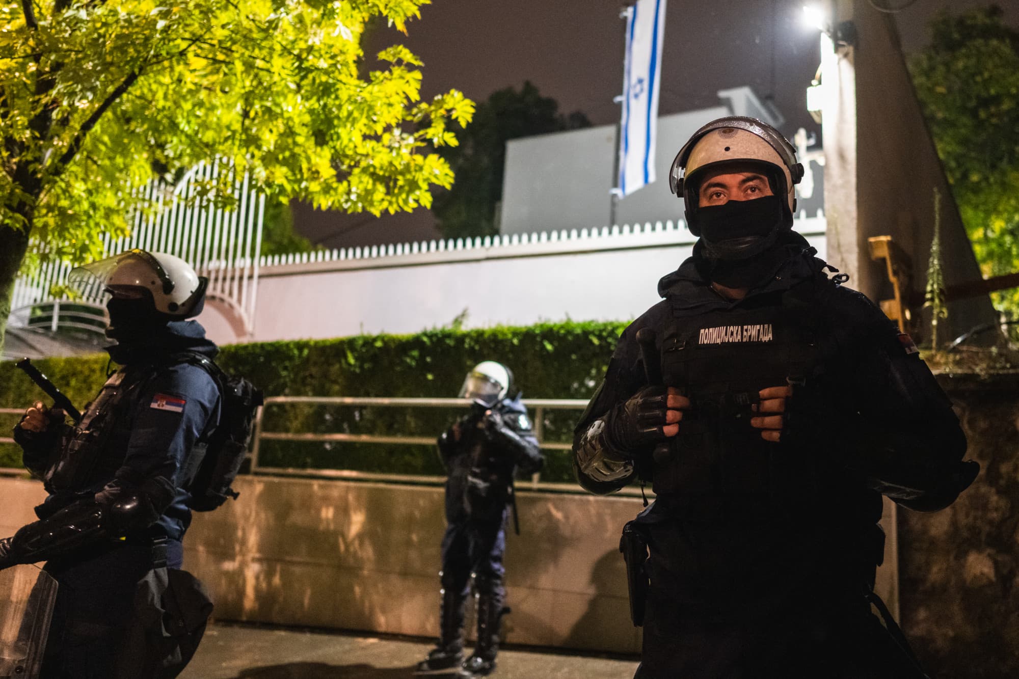 Terrortámadás történt Izrael belgrádi nagykövetségénél, a feltehetően kiskorú elkövetőt lelőtték
