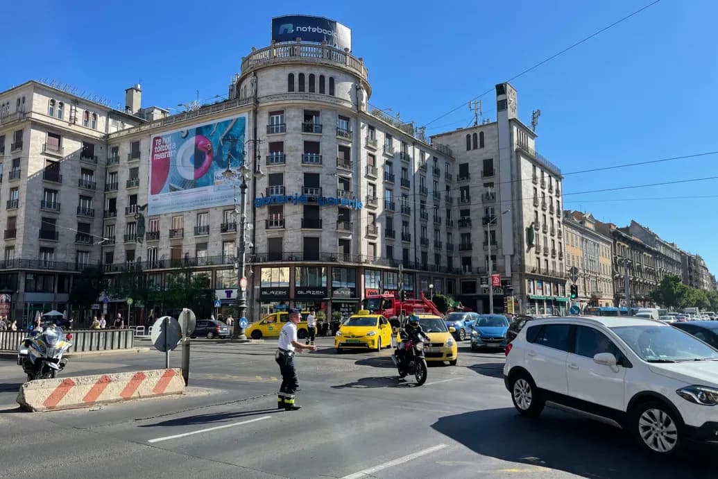 Busz és autó ütközött az Astoriánál, egy nő életveszélyesen megsérült