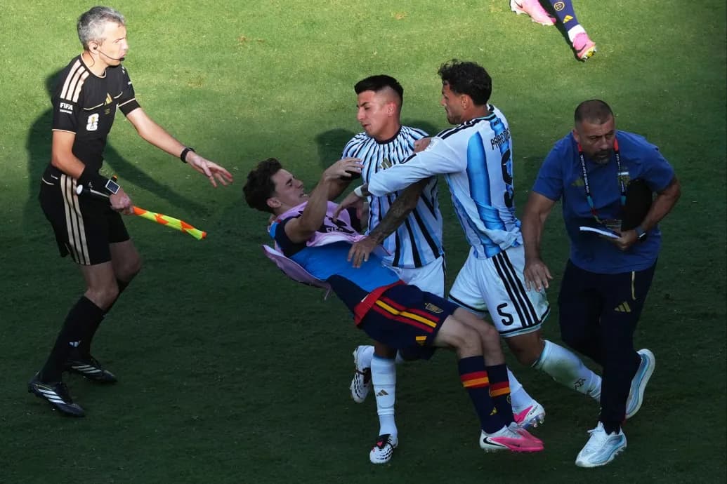 Paredes agya elborult a vb-döntő után, egy spanyolt torkon ragadott, egy másikat dzsúdódobással vágott földhöz