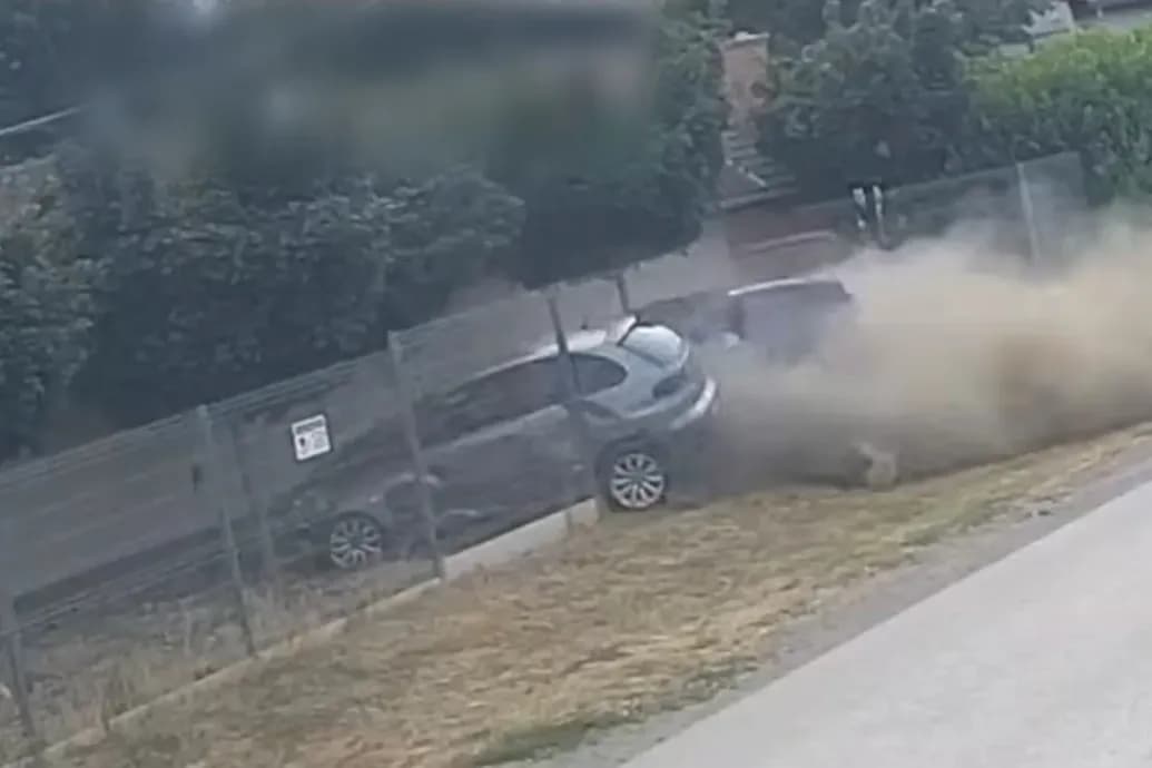 Leszorította az útról az ismerősei autóját, majd többször feléjük lőtt egy férfi, az egészet rögzítette egy kamera