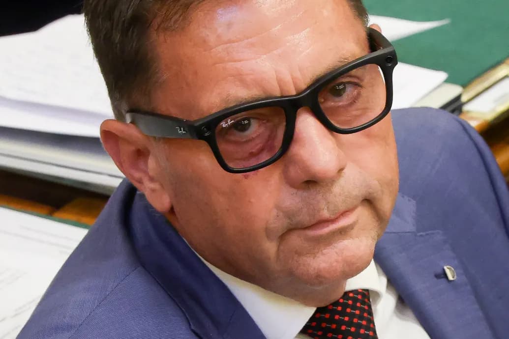 Pócs János beépített kamerás Ray-Ban Metával ült be a parlament ülésére