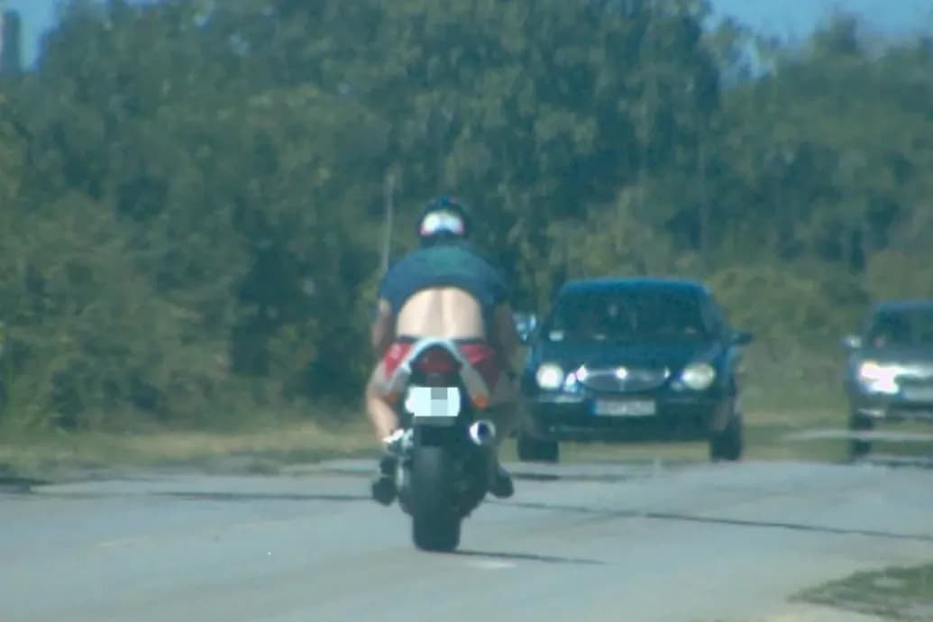Egy motoros eldöntötte a kötelező védőfelszerelésekről szóló vitát, egyúttal gyorshajtott is