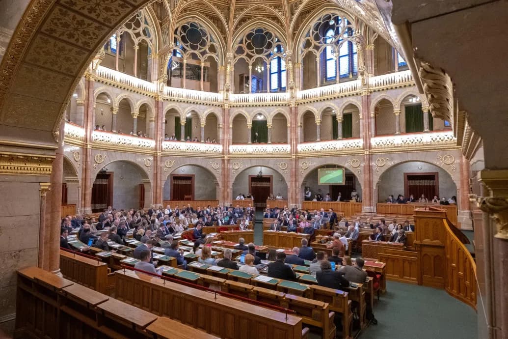 Megszavazta a parlament az iskolakezdési támogatás bevezetését, döntöttek az új közmédia alapjait lefektető javaslatról is