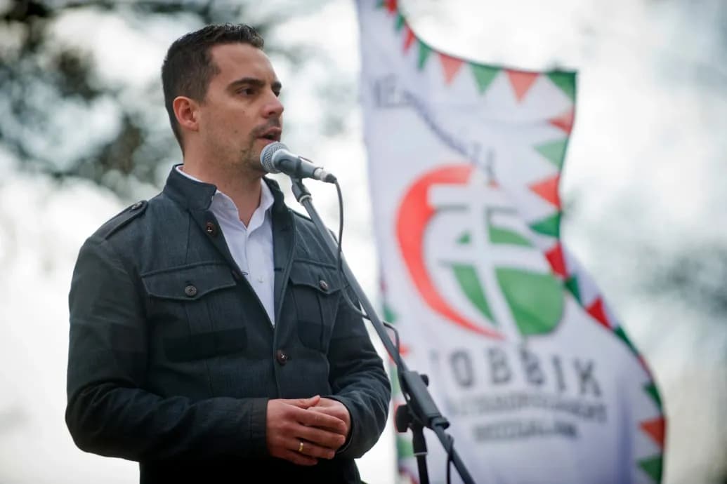 Vona Gábor szerint bunkóság volt, hogy a Mi Hazánk nem áll fel, amikor a parlamentben megemlékeztek a roma holokausztra