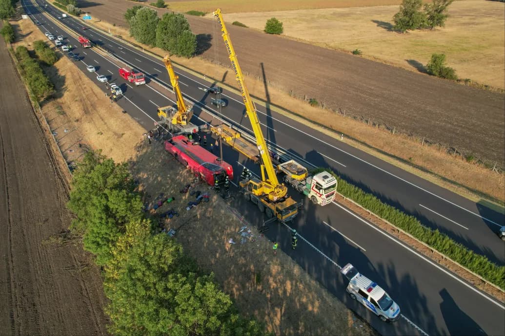 Őrizetbe veszik a sofőrt, az árokba borult buszon lengyel zarándokok utaztak hazafelé az M3-ason