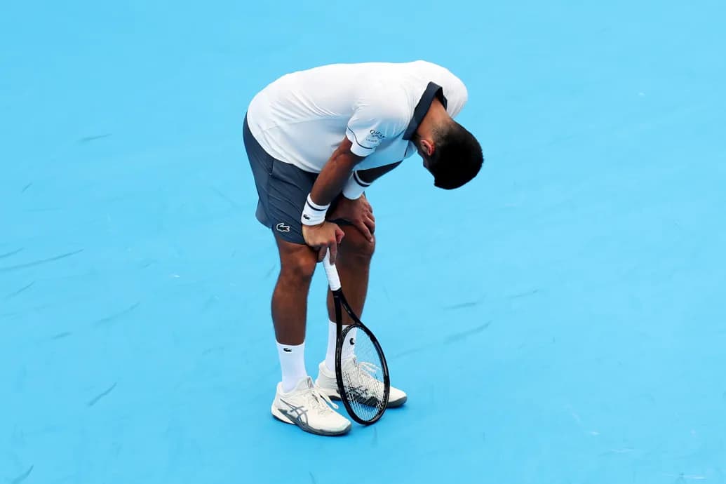 Djokovic térdre rogyott, a törölközőjébe hányt, majd kiesett a cincinnati tenisztornáról