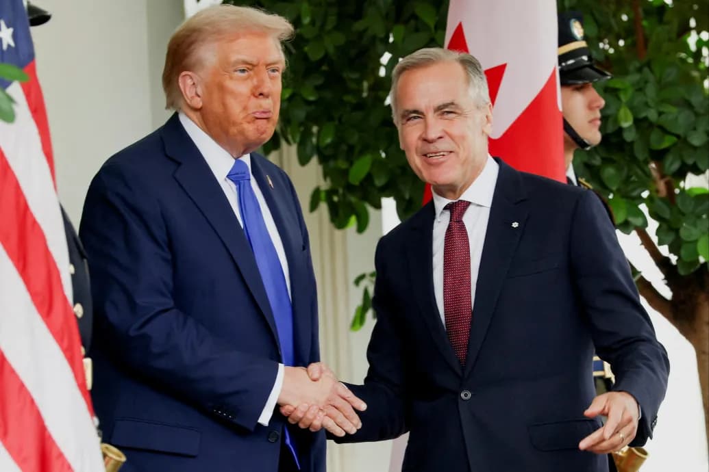 Trump órákkal az életbe lépés előtt halasztotta el a Kanadára kivetett vám bevezetését