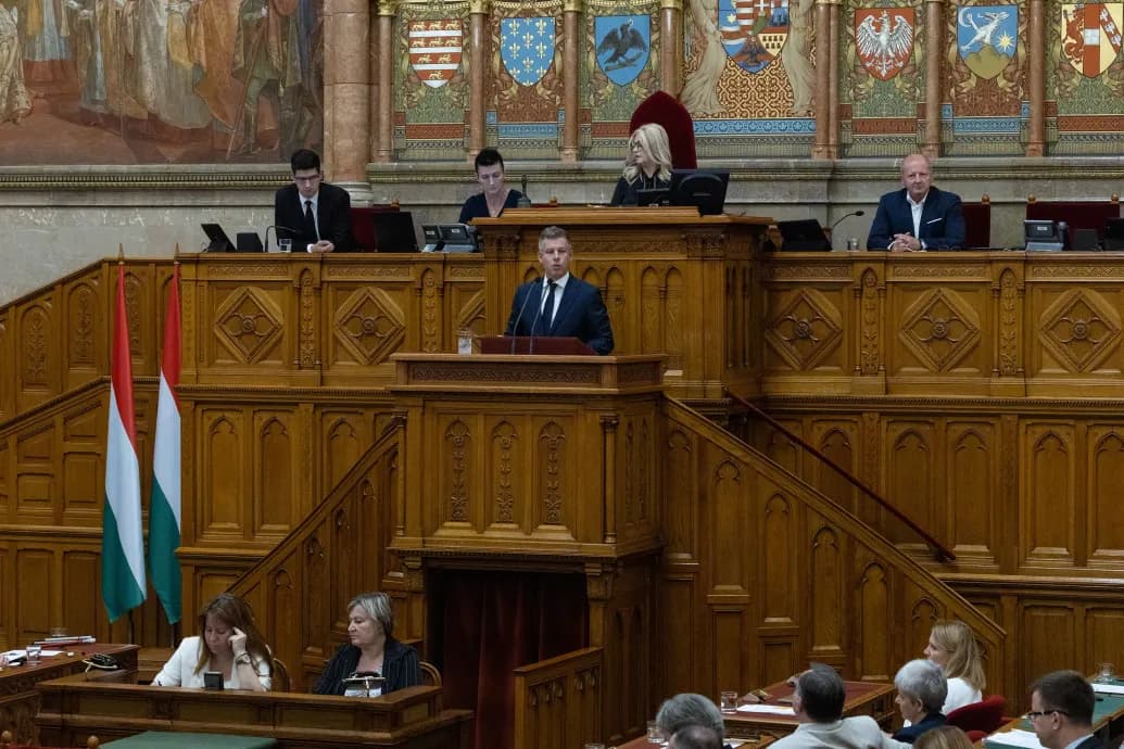 Magyar Péter felszólalásával indul a rövid nyári szünetéről visszatérő parlament