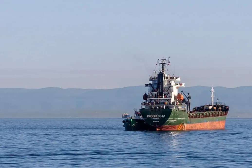 Kigyulladt, majd elsüllyedt egy teherhajó a Fekete-tengeren, a román államfő szerint találat érte