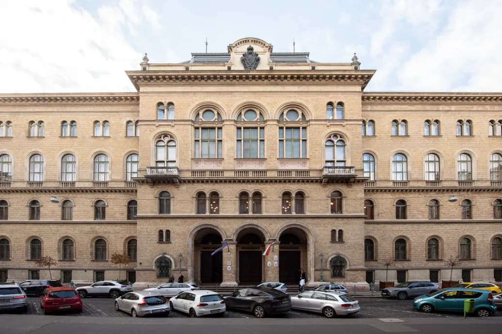 Fővárosi Törvényszék: Nem azért indult dolgozójuk ellen eljárást, mert kiállt egy bántalmazott nő mellett