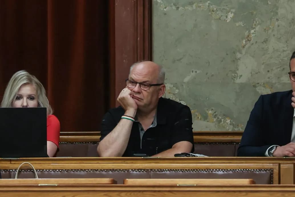 Az ellenzéki szakértőknek fenntartott parlamenti páholyban bukkant fel Császár Attila, az M1 kirúgott riportere