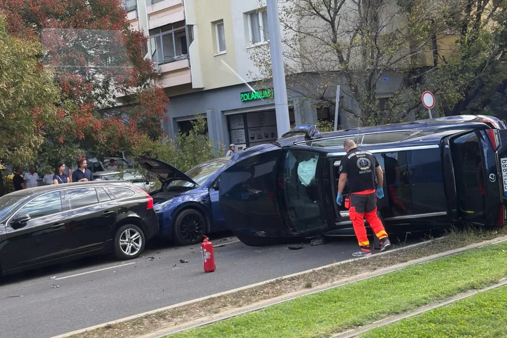 Felborult egy autó az Etele úton, az 1-es villamos helyett egy szakaszon pótlóbusz jár