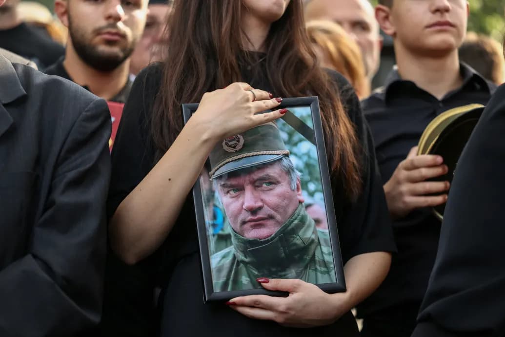 Mladić tömegsírokba szállíttatta gyerekeinket, őt pedig állami tiszteletadással temetik el. Hol az erkölcs?