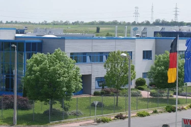 Bezárja győri egységét a német autóipari cég, 470 dolgozót küldenek el