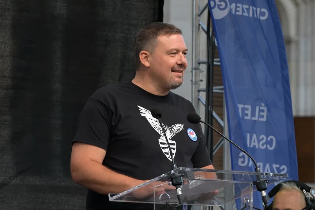 Huth Gergely a Népszabadsággal példálózva kritizálta, hogy elérhetetlenné vált a Mandiner oldala, a posztja azonban két ponton is sántít