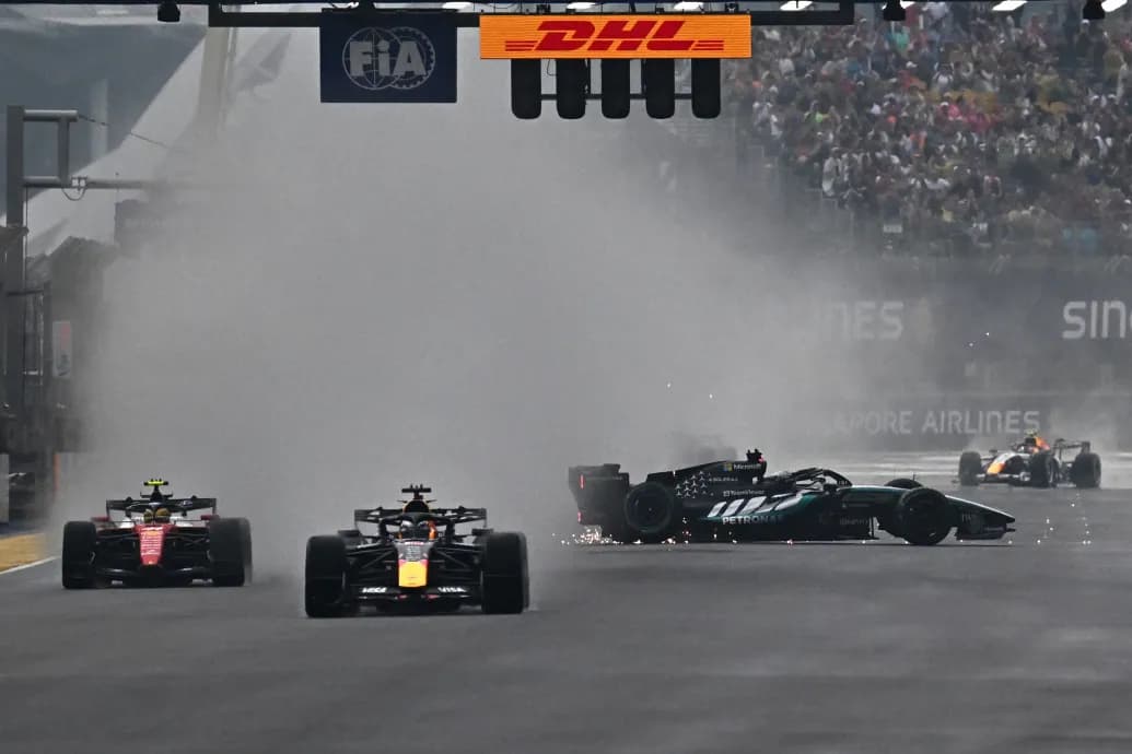 Russell a falban kötött ki, a McLarenek pedig egymást ütötték ki a szingapúri esős sprintfutamon