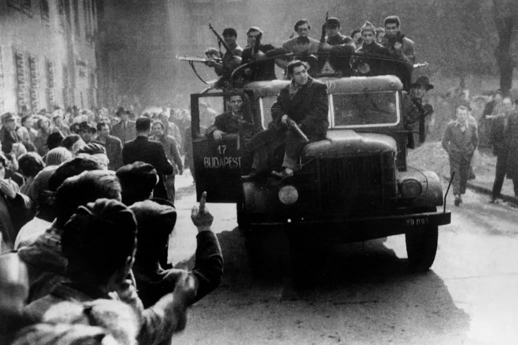 Az 1956-os forradalmároknak az akasztófahumor kínált menedéket a frontokon
