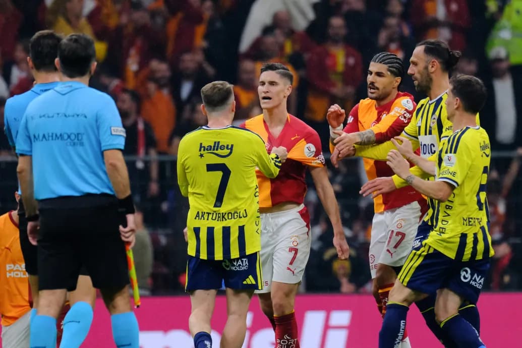 Nekiment Sallai Rolandnak a Fenerbahce játékosa, tömegverekedés tört ki a török rangadó után
