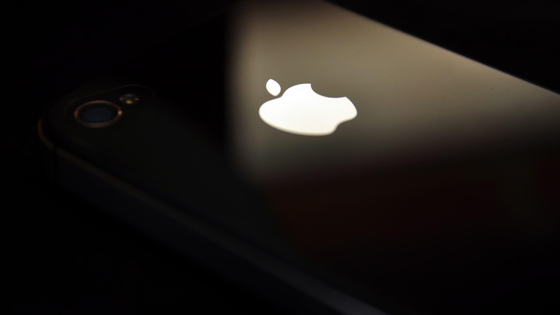 Korszakváltás a világ legértékesebb cégénél: nehéz örökséget vesz át az Apple új vezérigazgatója