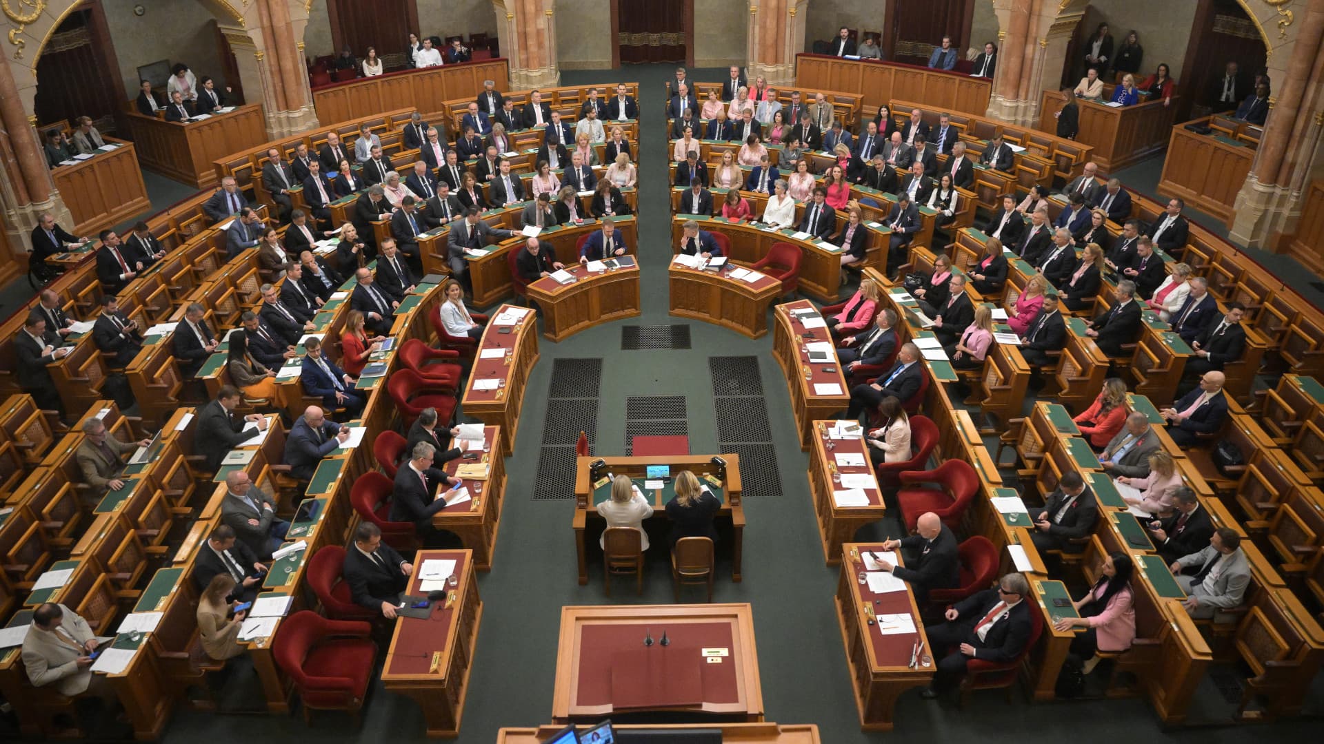 Tisza-kormány: lemondott Tótth András és a MEKH elnöke is, szerdán is ülésezik a parlament
