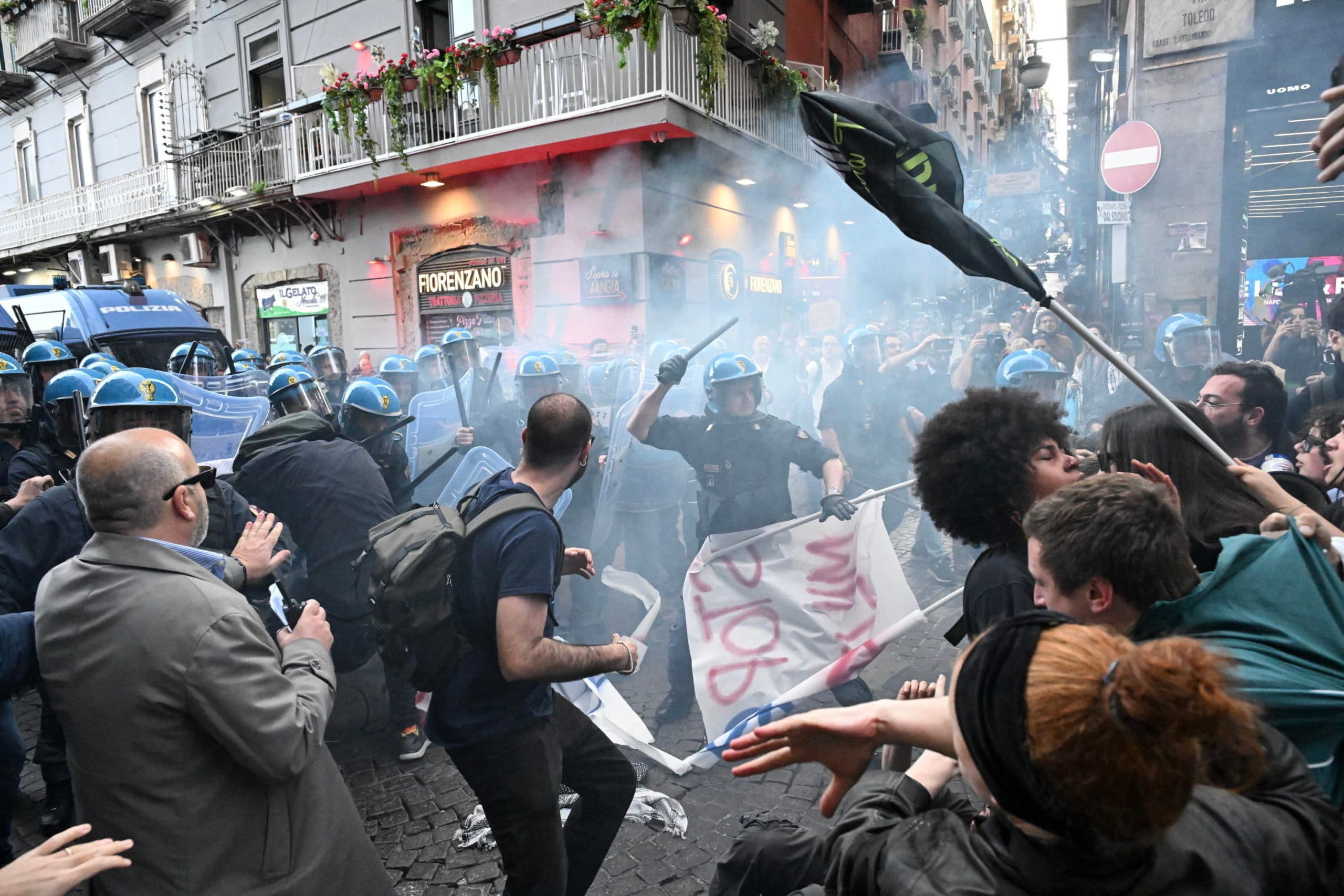 Milánóban csatatérré változott a dóm előtti tér