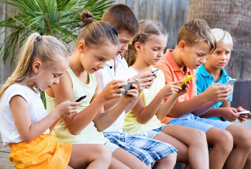 Tilos a social média 15 éves kor alatt