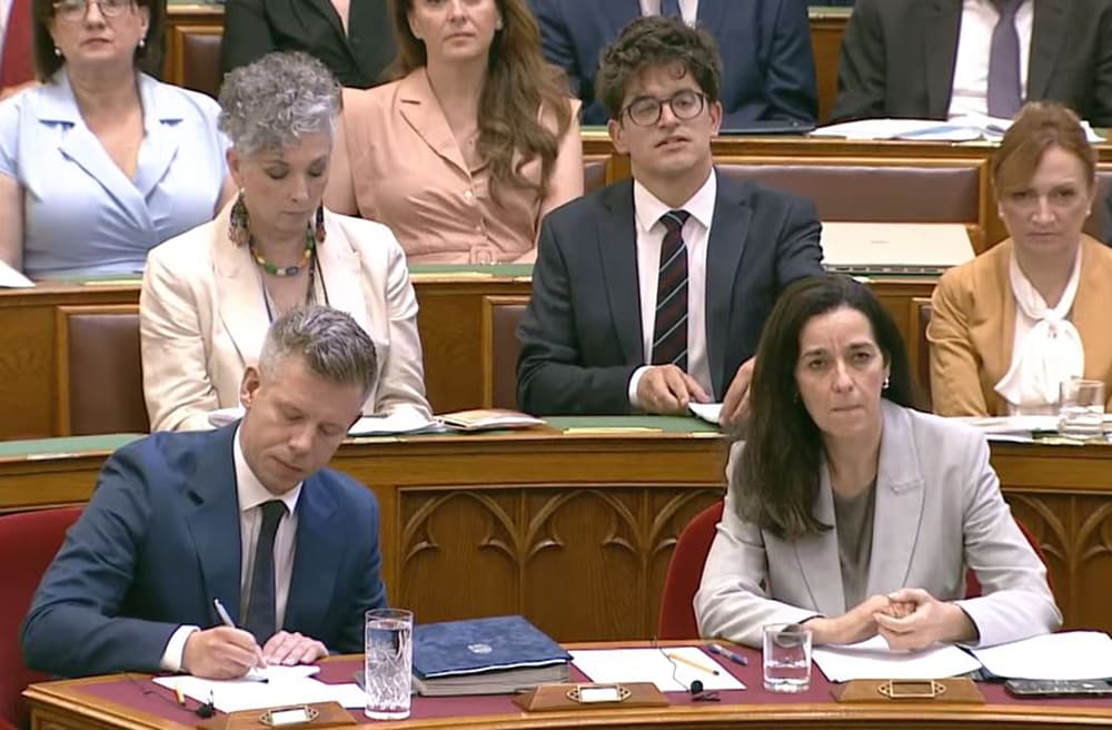 Ordítozás és megalázás a minisztériumban: kitálal a bennfentes?