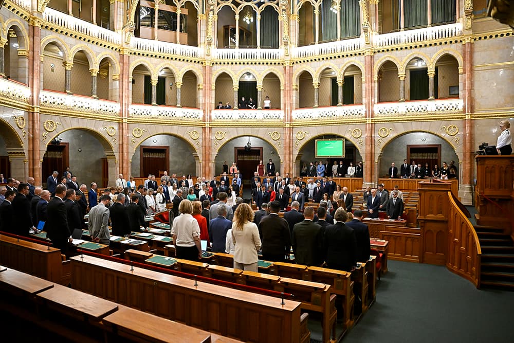 A házszabályt megszegve felállt az egész parlament