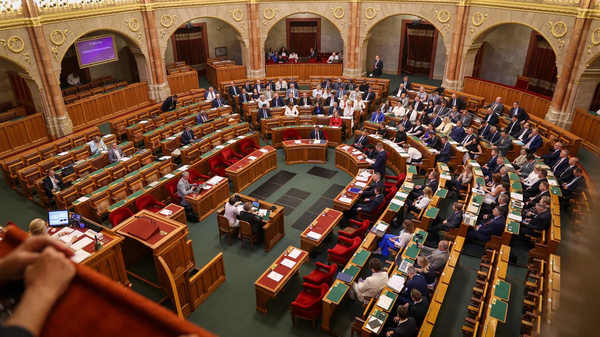 Képviselők előtt a vármegyéket megyékre, a főispánokat kormánymegbízottra átnevező törvénymódosítás