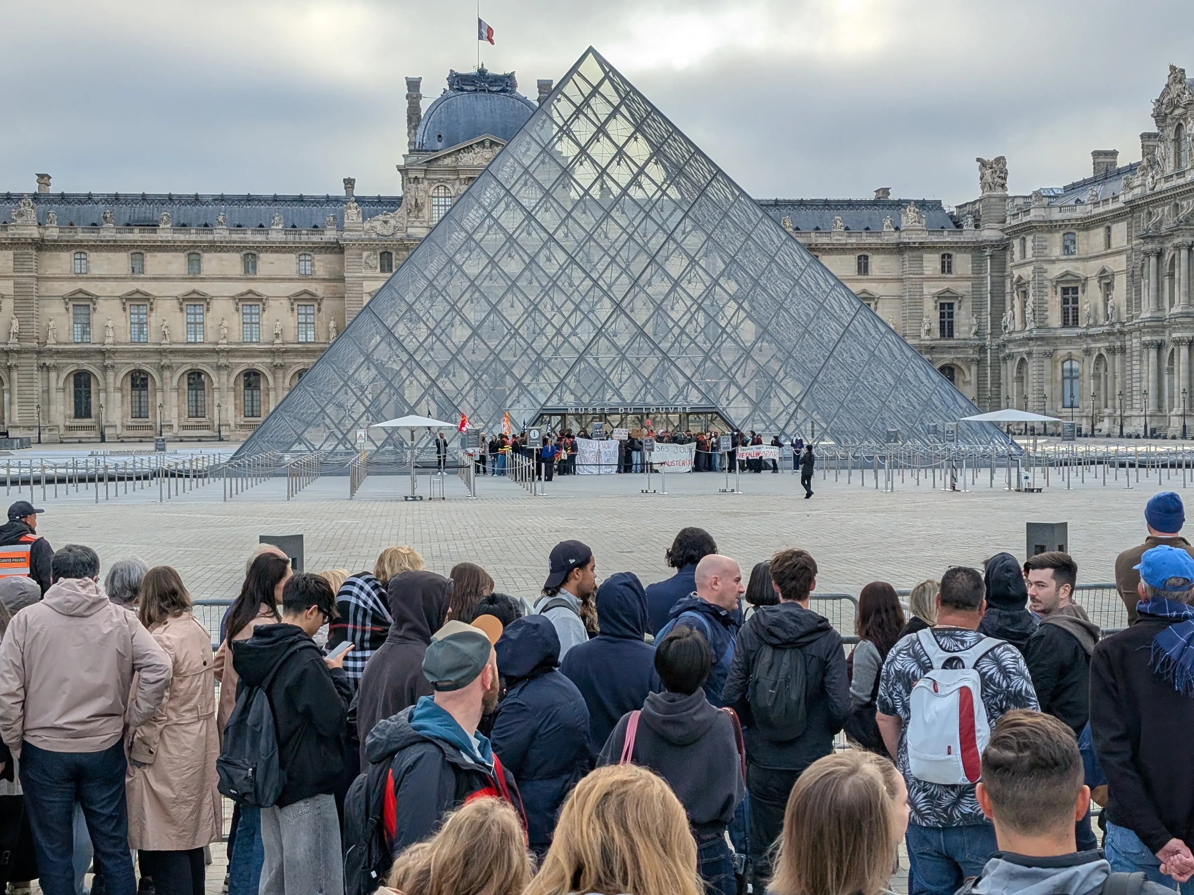 Tiltakozások miatt bezárt a párizsi Louvre