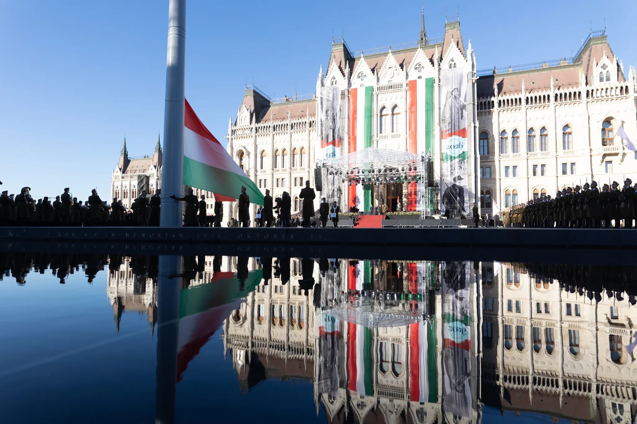 Felvonták a nemzeti lobogót a Kossuth téren