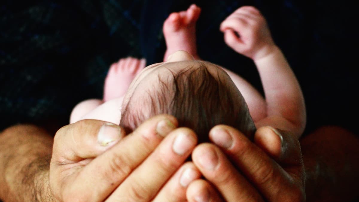 738 nap fogság után most megszületett a kislánya a volt izraeli túsznak