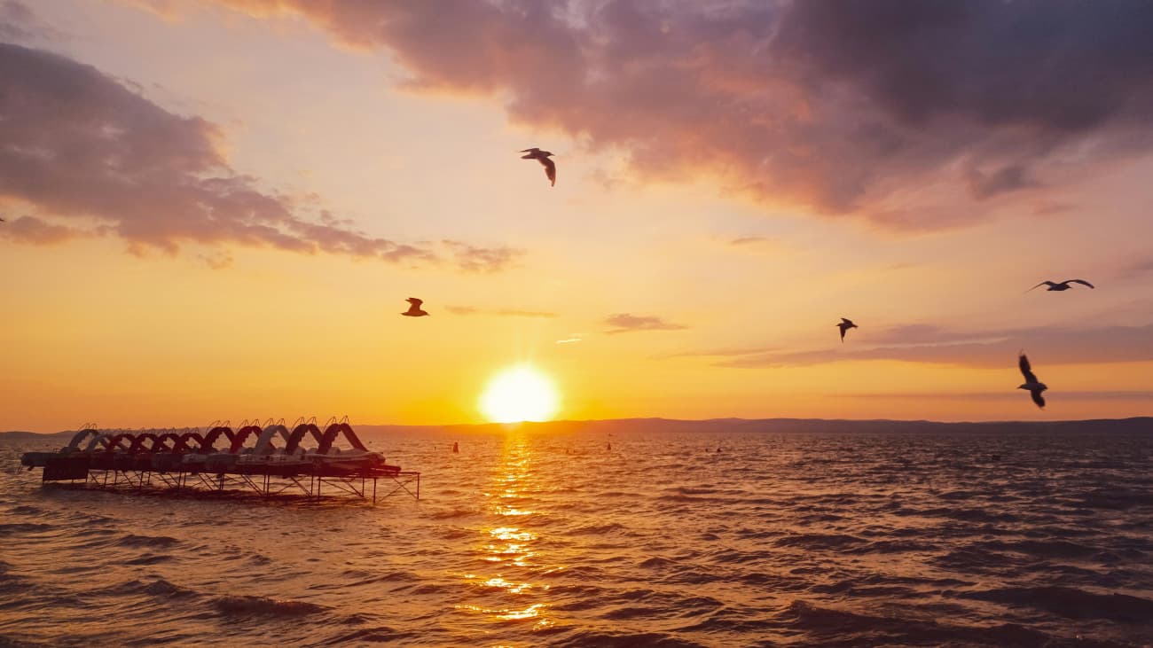 Furcsa járműk szelik a Balatonon vizét