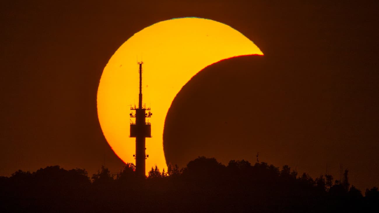 Így nézett ki a napfogyatkozás, ahol teljes volt – fotó, videók