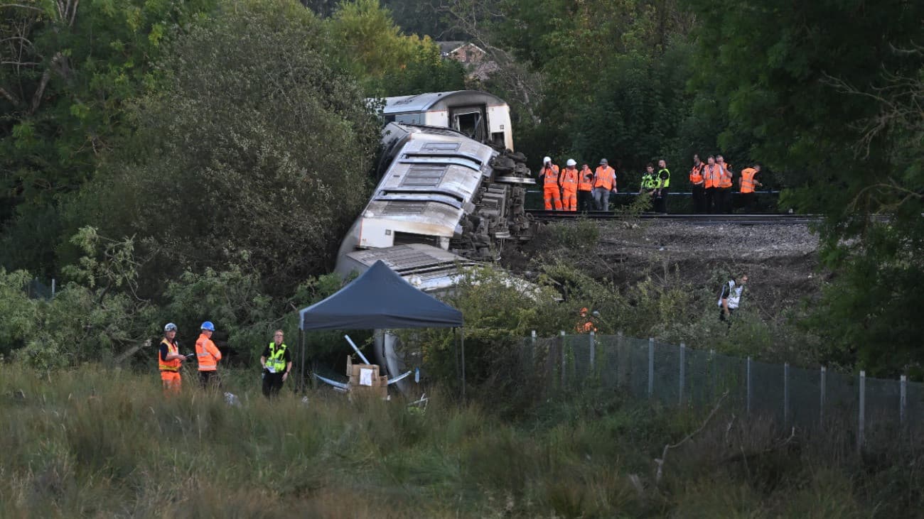 Kisiklott egy vonat, három kocsi is az oldalára dőlt a bokrok között Angliában – videók