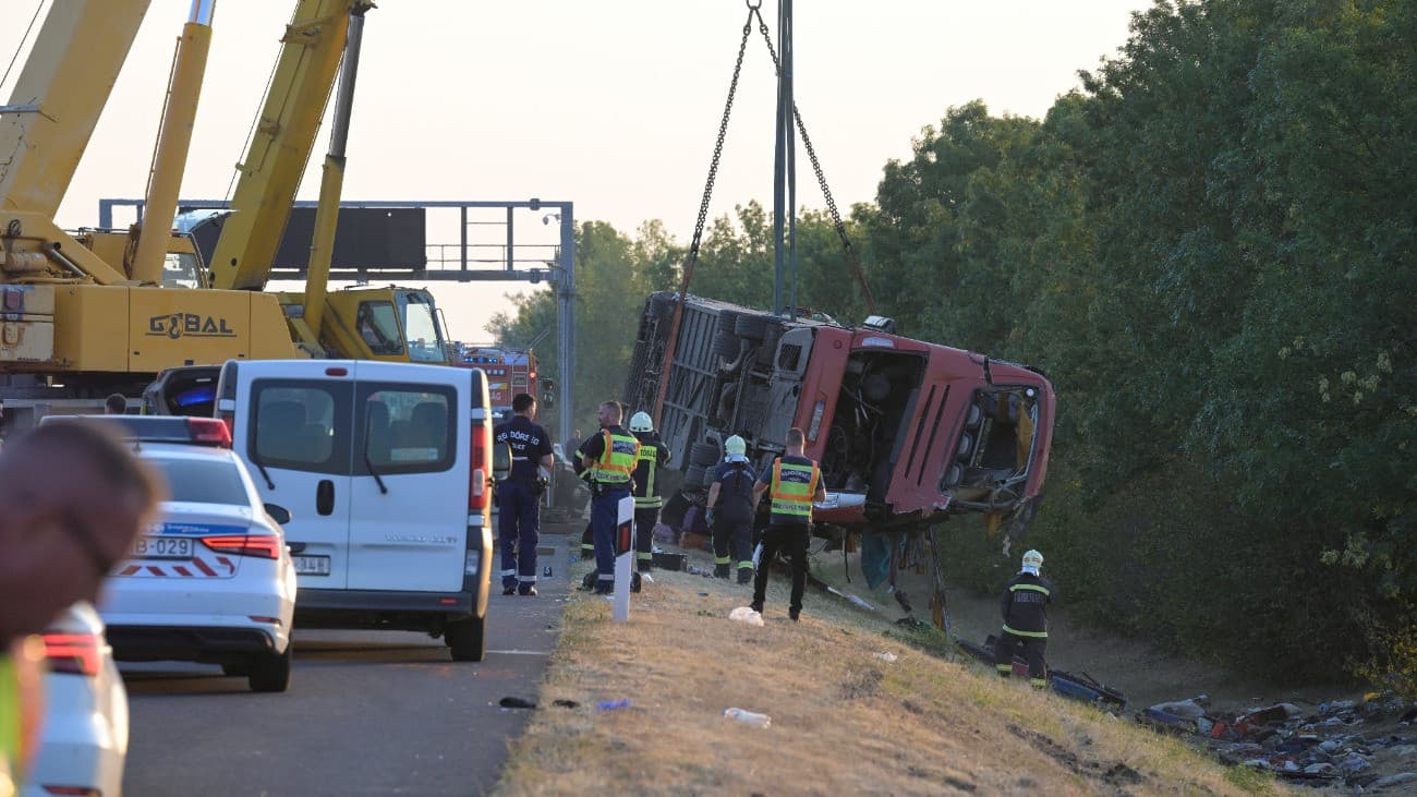 „Mély fájdalom” – zarándokok vesztették életüket az éjjeli busztragédiában