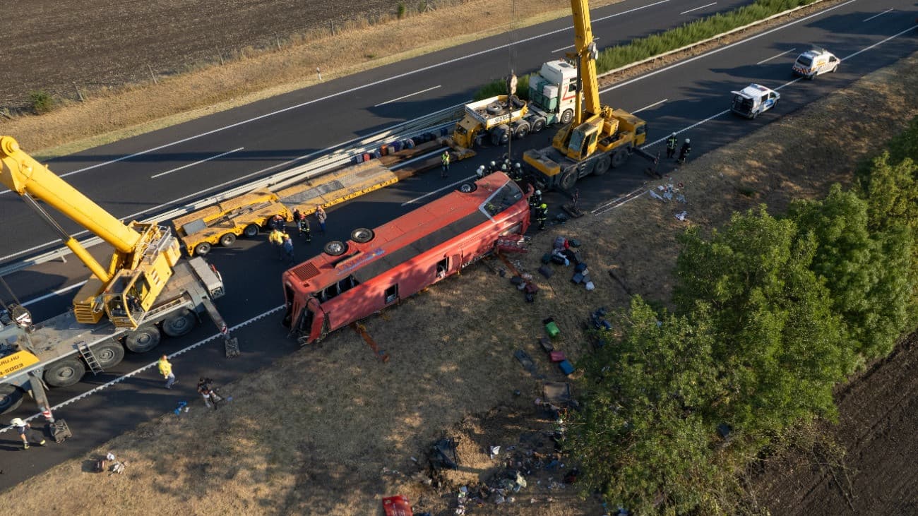 Buszbaleset: kilenc sérültet még magyarországi kórházban ápolnak