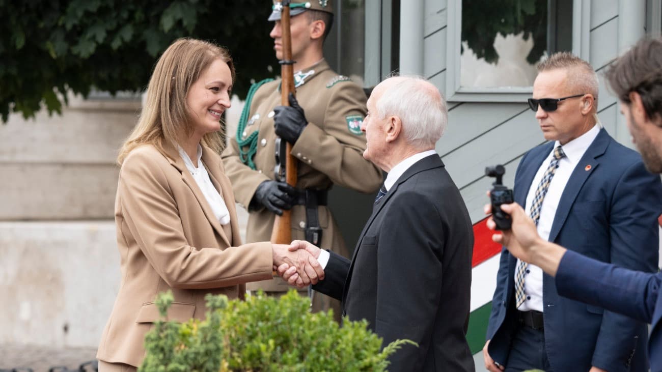 Forsthoffer Ágnes átadta, Baka András átvette – képek