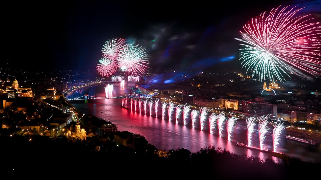 A budapesti fényfestés, drónshow és tűzijáték legjobb pillanatai – galéria, videó