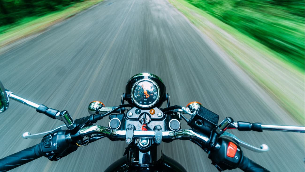 Látványos videón, ahogy egy motoros oldalról egy autóba csapódik és métereket száll a levegőben