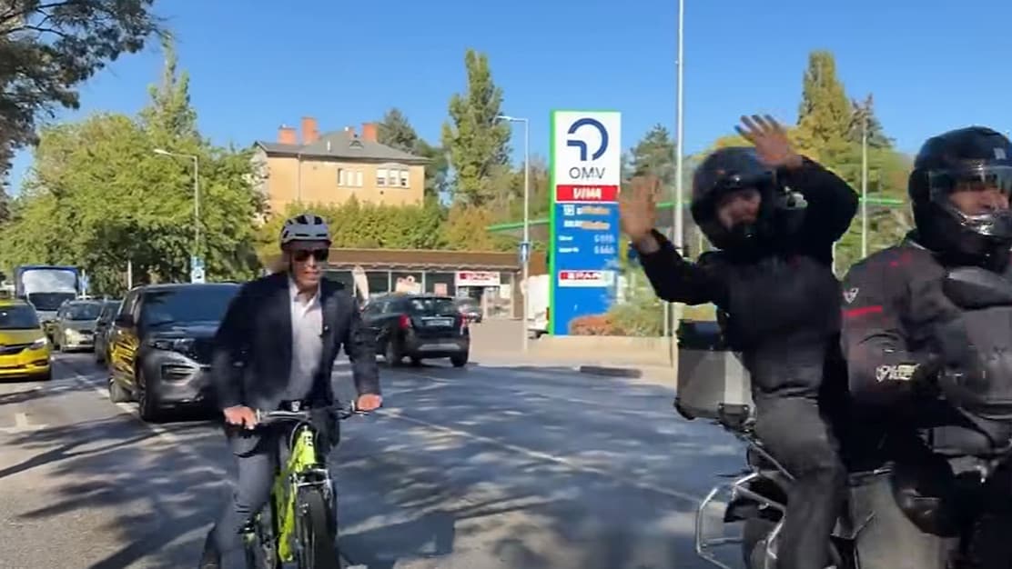 Videón Magyar Péter bringázása a kormányülésre, közben bejelentett ezt-azt