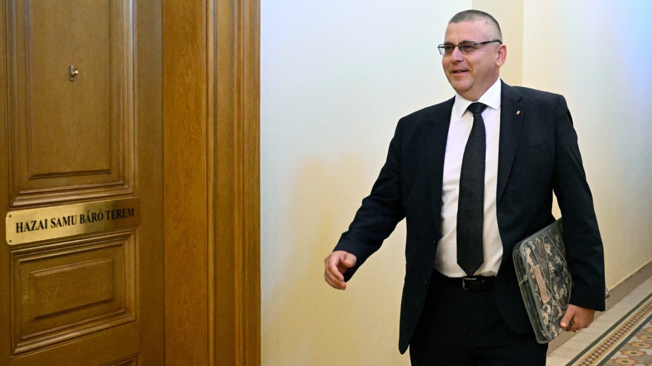 Lézerfegyvert lát a magyar katonák kezében a honvédelmi miniszter