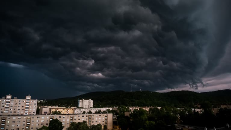 Tornádóval és jégesővel csapott le a vihar az ország több pontjára, hatalmasak a károk