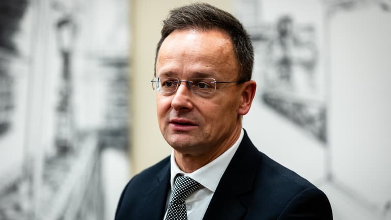 Szijjártó Péter feljelentette Magyar Pétert egy poszt miatt, majd meggondolta magát