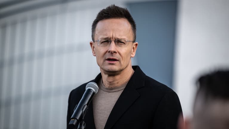 Magyar Péter célkeresztjébe került Szijjártó Péter, most minden BYD-s döntést átvilágítanak